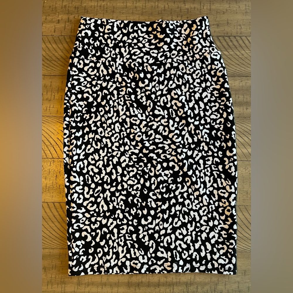 LuLaRoe Cassie Skirt Black and White Leopard Print Size XS Skirt Scarf Tube Top